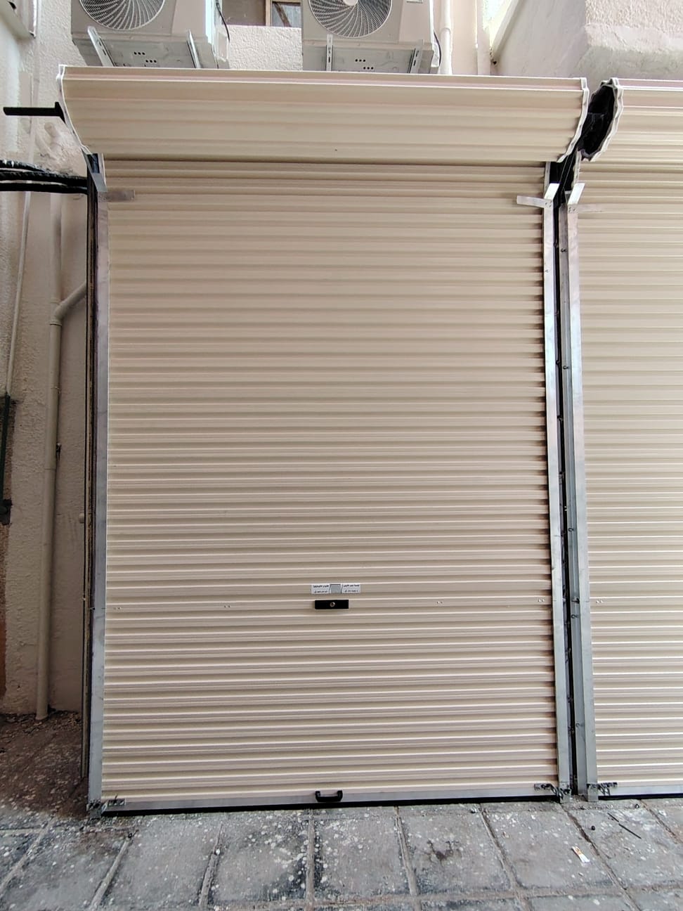 o	وهي الأبواب المخصصة لمداخل السيارات في المنازل أو المعارض أو المستودعات.