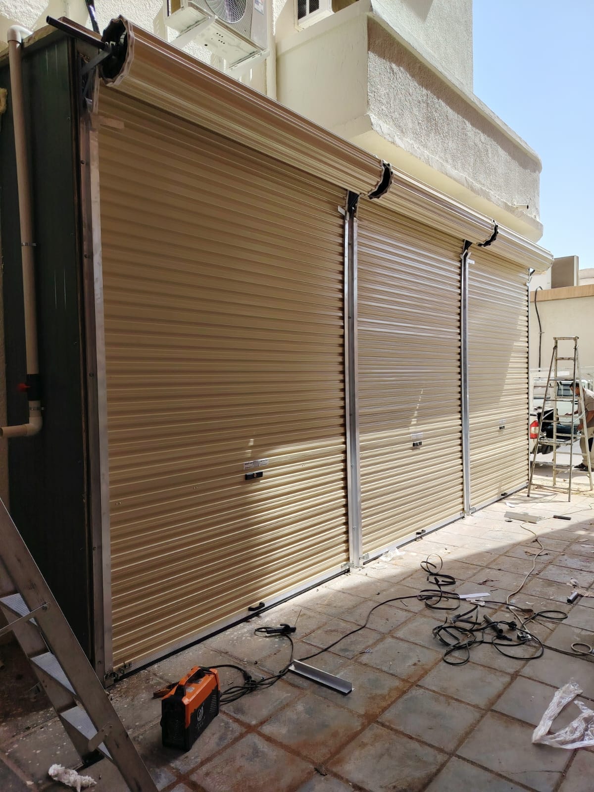 o	تُعرف أيضًا بـ"الستائر المعدنية"، تفتح وتغلق بشكل دائري للأعلى.