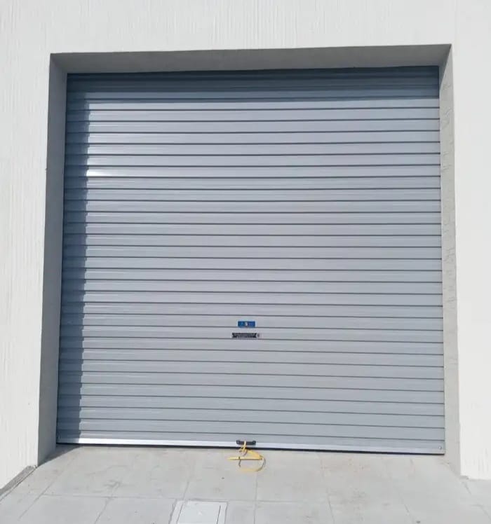 o	تُفتح وتُغلق تلقائيًا بالحساس أو بالريموت.