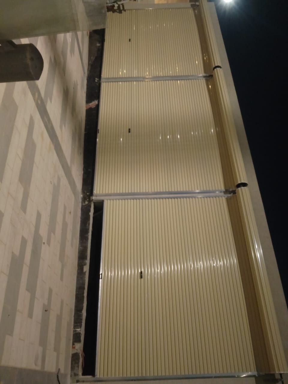 o	تُعرف أيضًا بـ"الستائر المعدنية"، تفتح وتغلق بشكل دائري للأعلى.